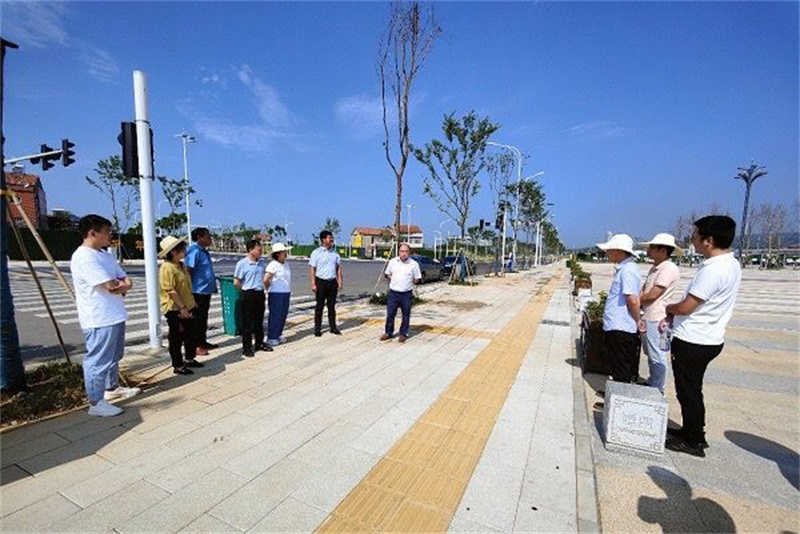 龙坪镇组织年轻干部到项目建设一线实地锻炼。