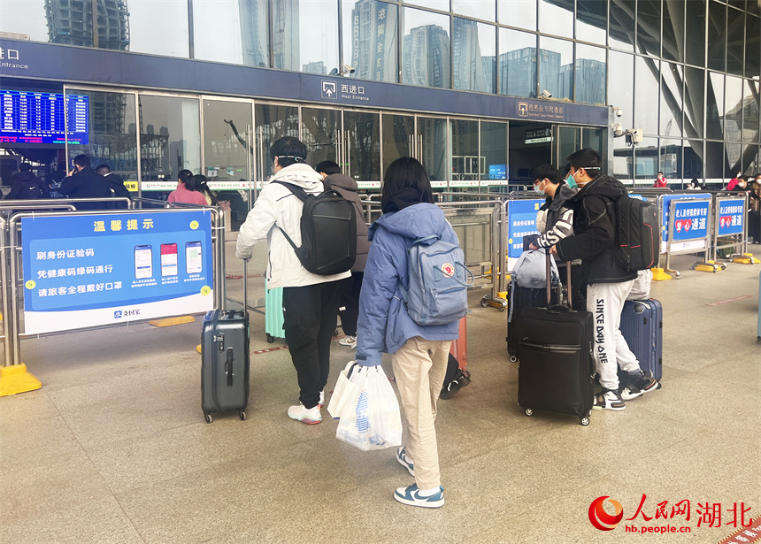 进入武汉站乘车的以学生为主。人民网 肖璐欣摄