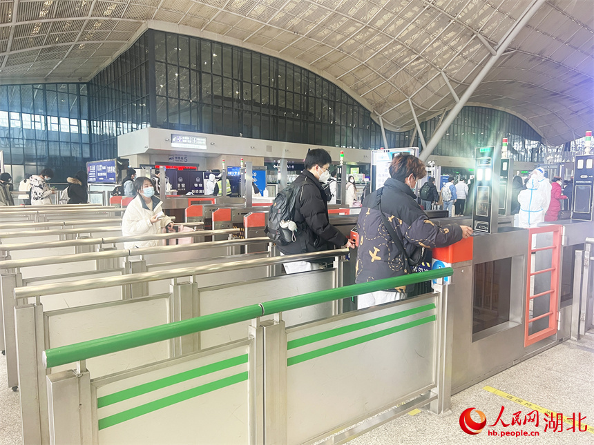 在武汉站，乘客扫身份证直接进站，无需核酸阴性证明。人民网 肖璐欣摄