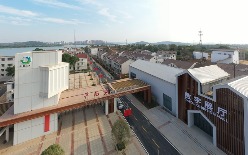 中國一冶科工嚴西湖生態旅游示范區青年營一期建成。