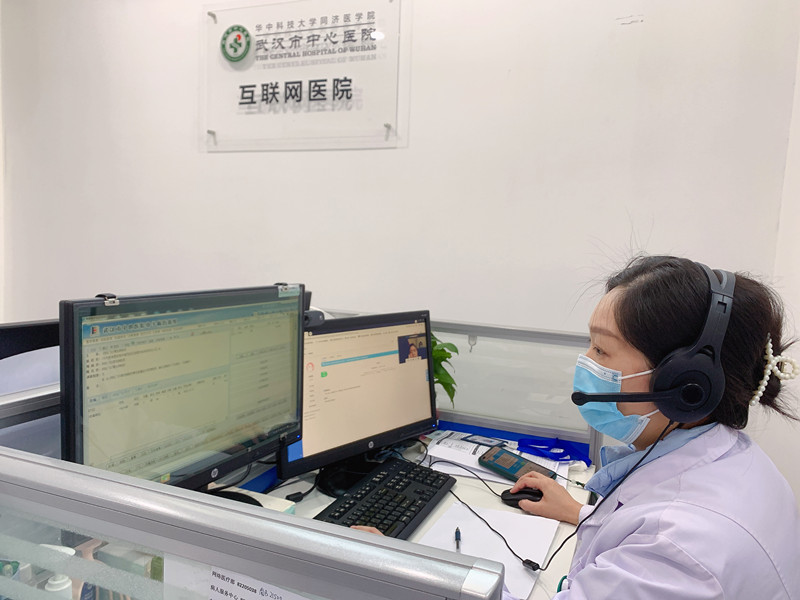 武汉市中心医院互联网医院呼吸道病毒感染专病网络门诊医生进行在线视频问诊 。