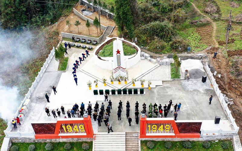 竹山县26名散葬烈士集中迁葬入园仪式现场。