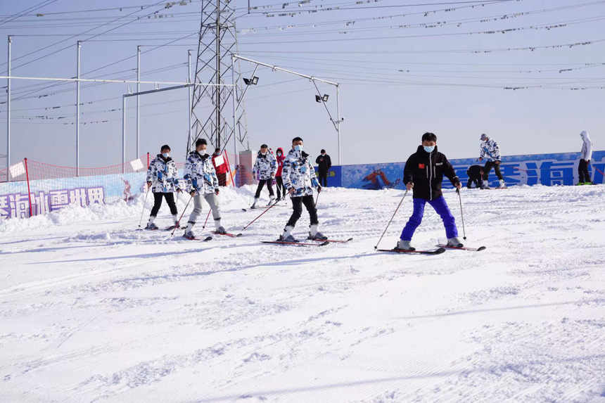 發展冰雪經濟 湖北孝感首家滑雪場開門迎客