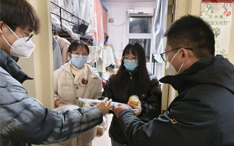 民族学与社会学学院学生收到爱心礼包 张俊潇摄
