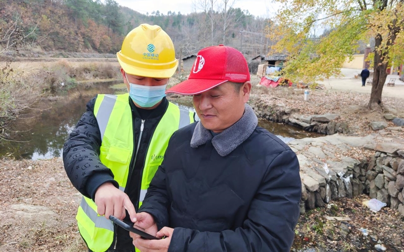湖北移动工作人员现场教村民领取免费流量