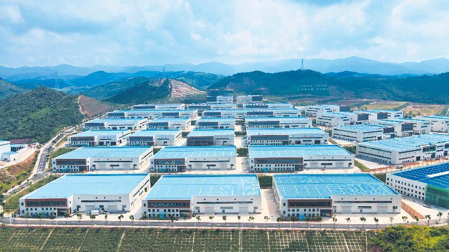 图为郧西工业新区河夹产业园一景。邹景根摄