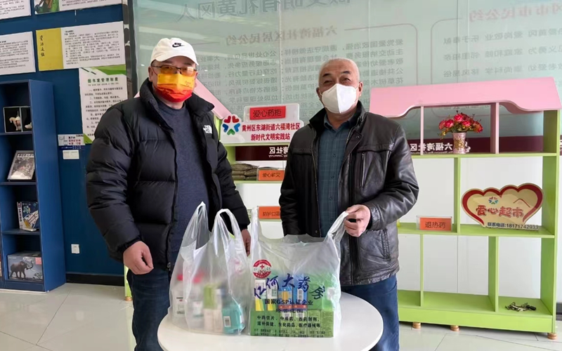 居民為“愛心藥櫃”捐藥 來源：六福灣社區供圖