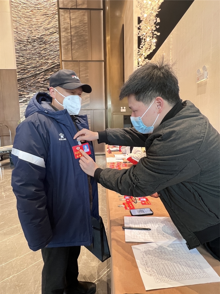 委员报到佩戴出席证