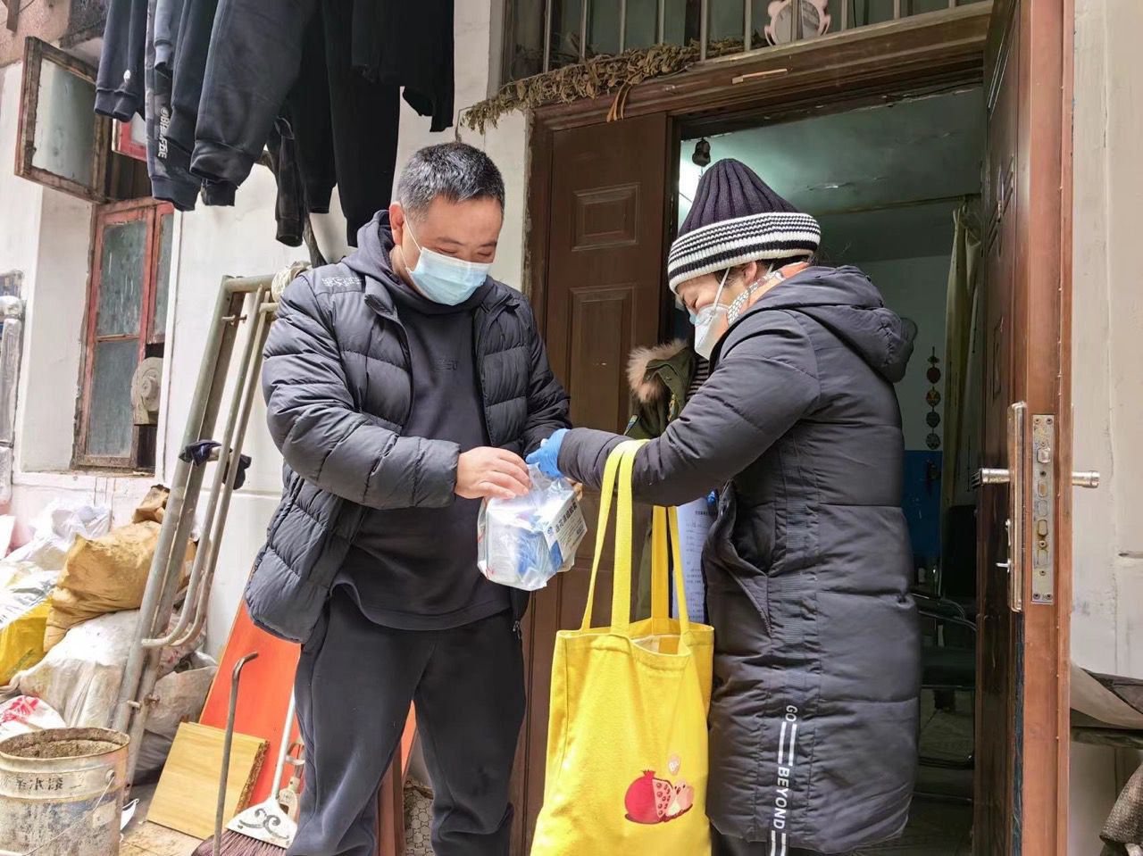 工作人员正在向困难群众发放“健康爱心包”。