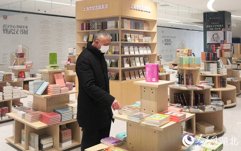 市民在武汉书展上挑选书籍。王郭骥摄