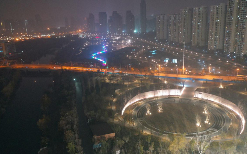 两港海绵示范带A区活水乐园夜景。卞汉楠摄