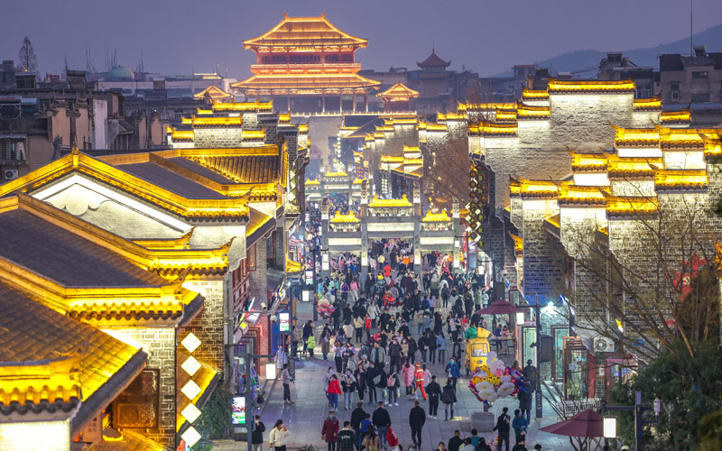 2023年1月8日傍晚，眾多市民和游客在湖北襄陽古城游玩，感受流光溢彩的古城夜景。