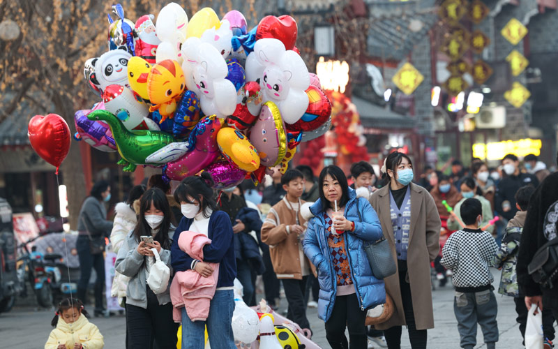 2023年1月8日傍晚，眾多市民和游客在湖北襄陽古城游玩。
