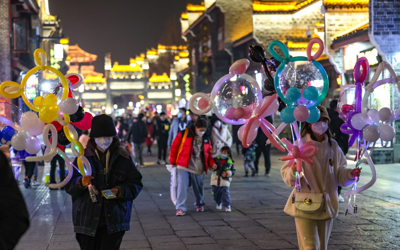 2023年1月8日晚，众多市民和游客在湖北襄阳古城游玩。