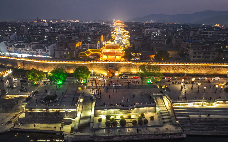 2023年1月8日無人機拍攝的湖北襄陽古城夜景。