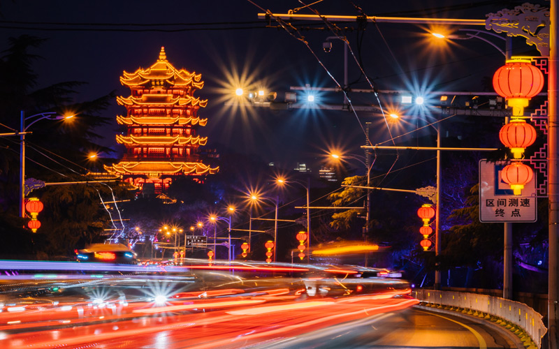 湖北武汉：万盏彩灯喜迎新春 2万余红灯笼点亮江城
