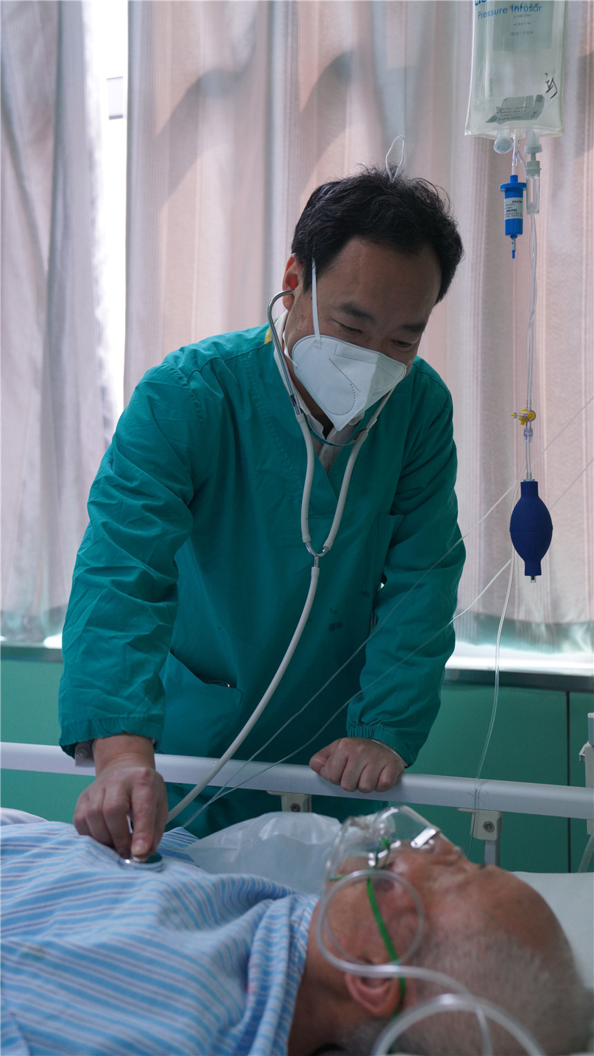 伍家院區ICU主任張朝輝為新冠重症患者做檢查。但軍拍攝