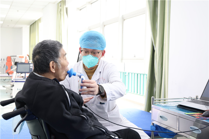 康复治疗师为患者进行深度呼吸训练,通过精准评估设计康复方案,针对性强化患者膈肌功能。
