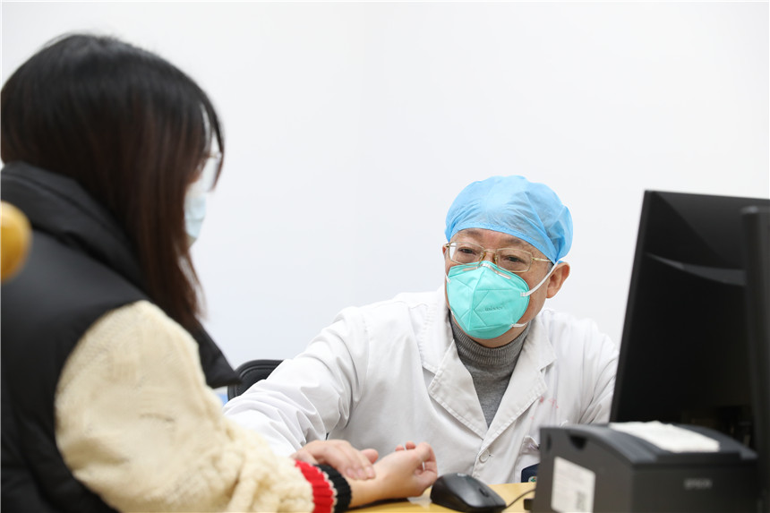 在康复医学科新冠康复门诊，康复医学科专家为患者把脉问诊。