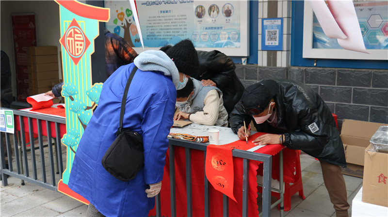 次仁拉培与其他藏族青年志愿者共同题写春联。