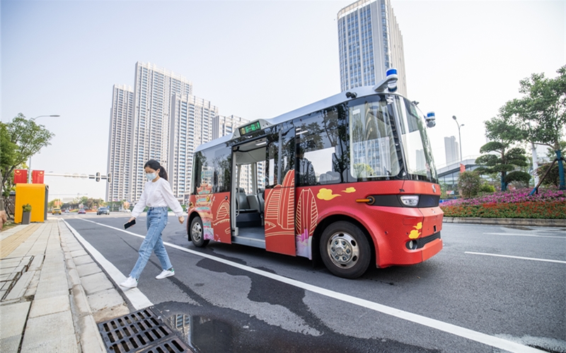 在武汉经开区接受测试的智能网联汽车。