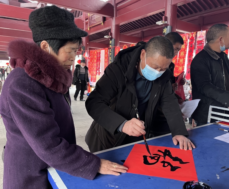 妙笔生花送祥瑞，翰墨留香迎新春。