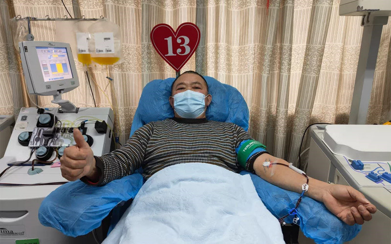 李光明正在进行无偿献血。武汉血液中心供图