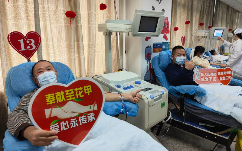 李光明（左）和家人正在獻血。武漢血液中心供圖