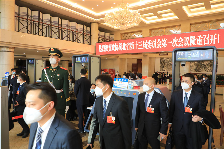 武警官兵全力做好湖北省“两会”安保