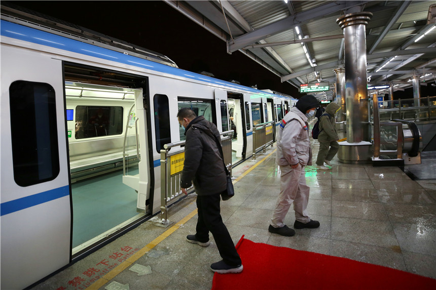 1月15日，6时33分，武汉轨道交通1号线宗关站首批乘客安全通行。武汉地铁集团供图
