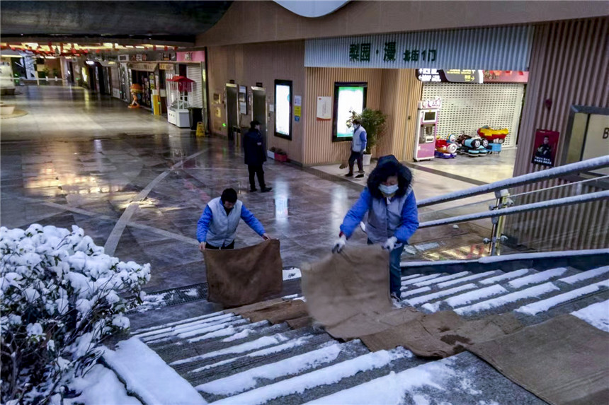地铁物业在重点区域铺设防滑垫、增设安全警示。武汉地铁集团供图