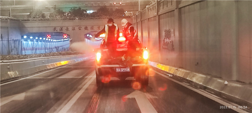 长江公铁隧道撒融雪剂防结冰。武汉地铁集团供图