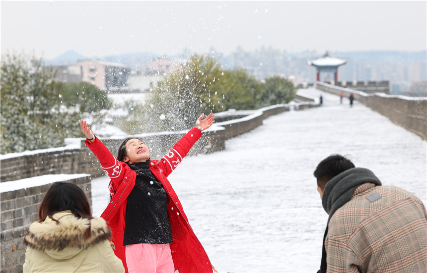 1月15日，市民在湖北省襄阳古城城墙上拍照。