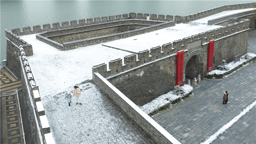 1月15日，市民在湖北省襄阳古城城墙上赏雪游玩。