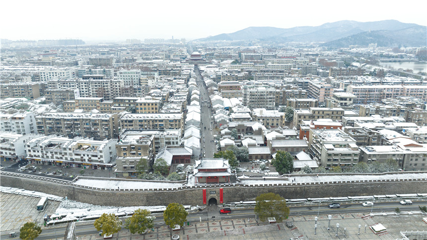 1月15日，雪后的湖北襄阳古城，银装素裹，景色如画。