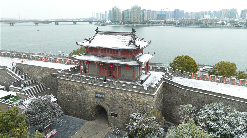 1月15日拍摄的湖北襄阳古城雪景。