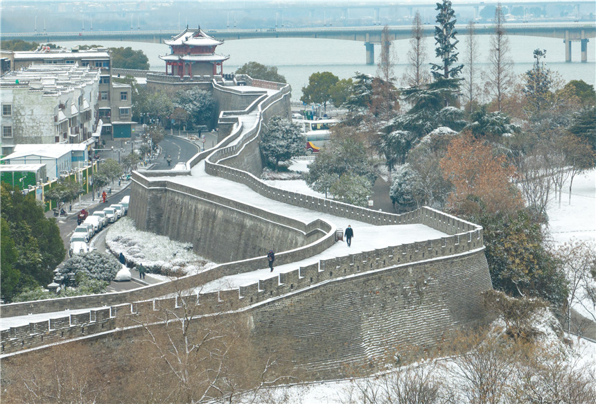 1月15日拍摄的湖北襄阳古城雪景。 