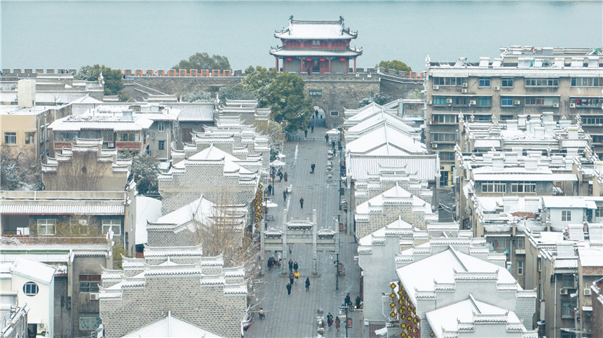 1月15日拍摄的湖北襄阳古城雪景。