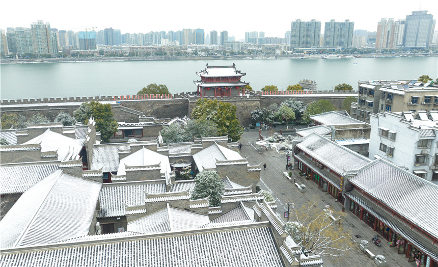 1月15日拍摄的湖北襄阳古城雪景。
