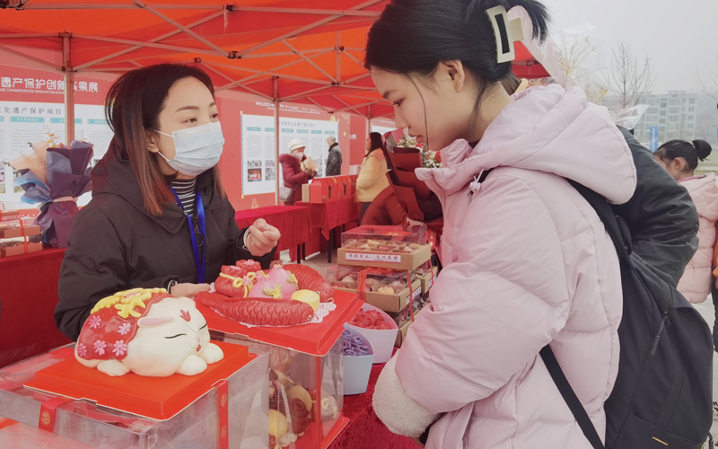 图为“郧西七夕”民俗乞巧花馍“巧食”吸引了游客驻足欣赏。 邹景根摄