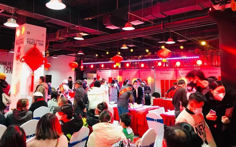 十四位书法家经过2个半小时的书法创作，为市民创作出近3百幅的新春对联。江汉摄