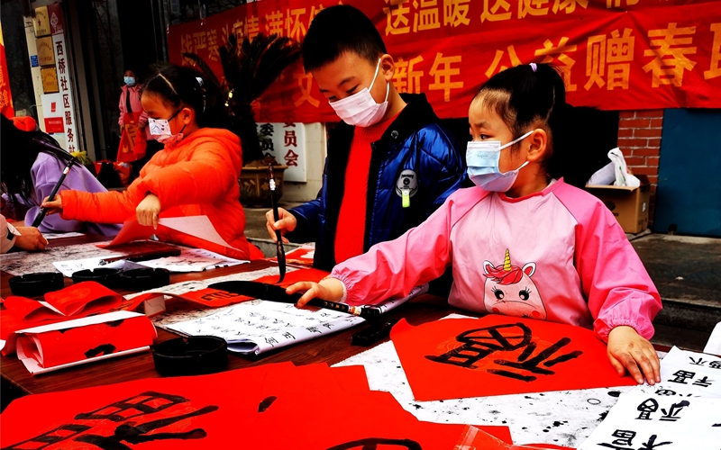 老中青少四代人集体亮相展示书法。肖贤武摄