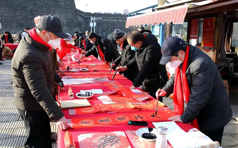 书法家送春联。肖贤武摄