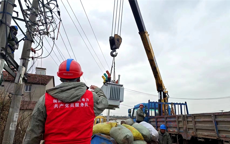 国网武汉市江夏区供电公司工作人员正在进行变压器增容施工。