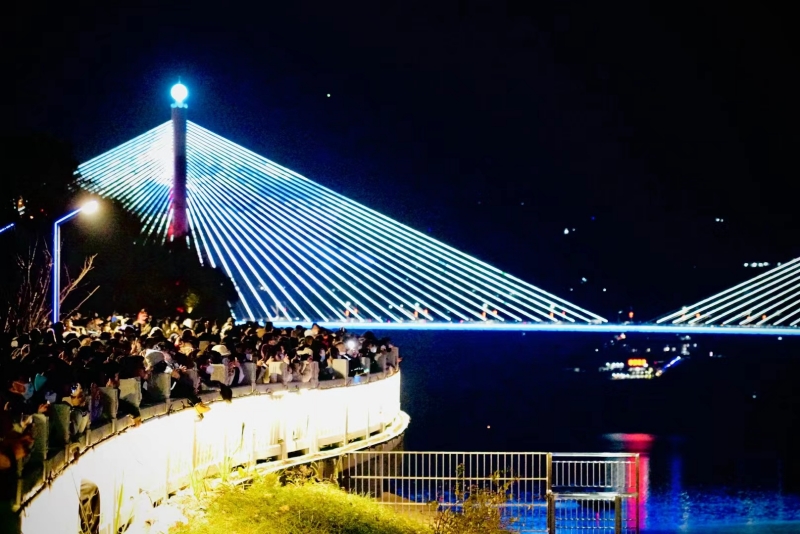 “最美夜·醉巴東”煙花秀在峽江兩岸精彩上演。高煒攝