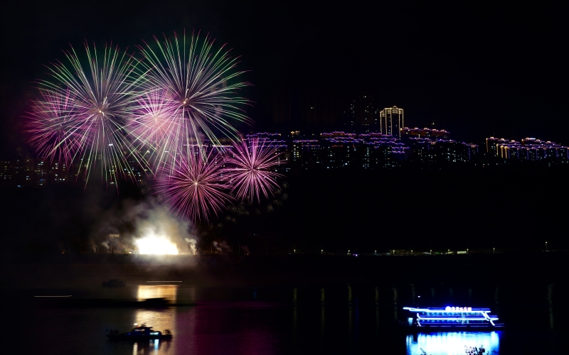 “最美夜·醉巴東”煙花秀在峽江兩岸精彩上演。高煒攝