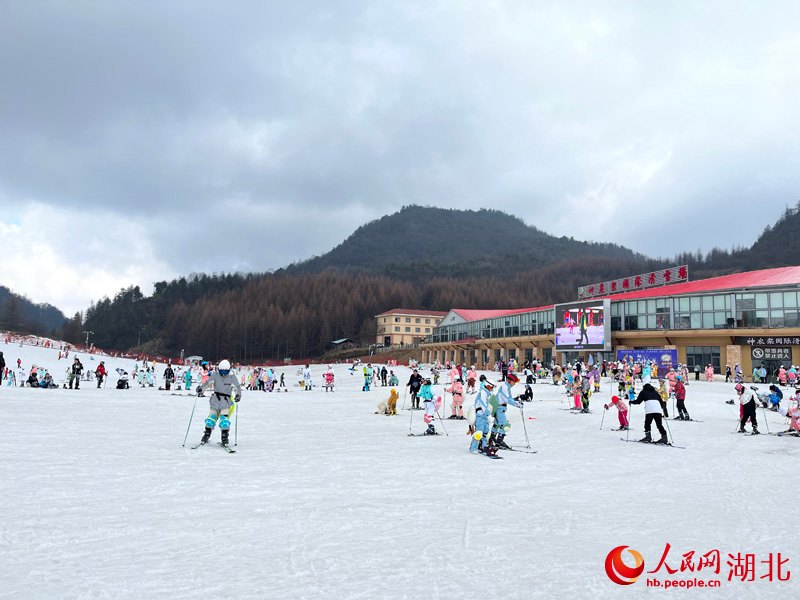 滑雪场大量的游客。人民网 张隽摄