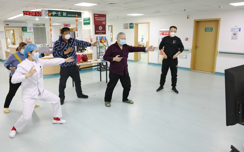 倪芳带领患者们练习八段锦。