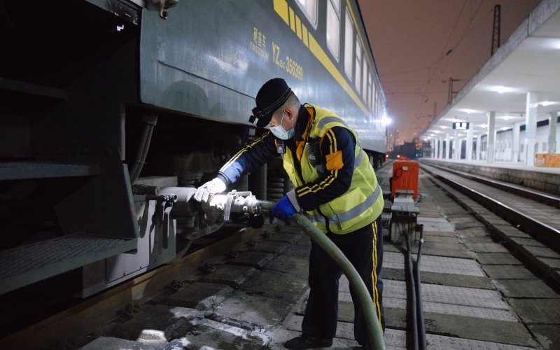 上水吸污工正在緊張作業，確保旅客列車列列水滿、趟趟吸污干淨。李濤攝
