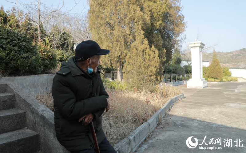  八旬老人姜能山深深注视着烈士纪念碑。人民网 郭婷婷摄